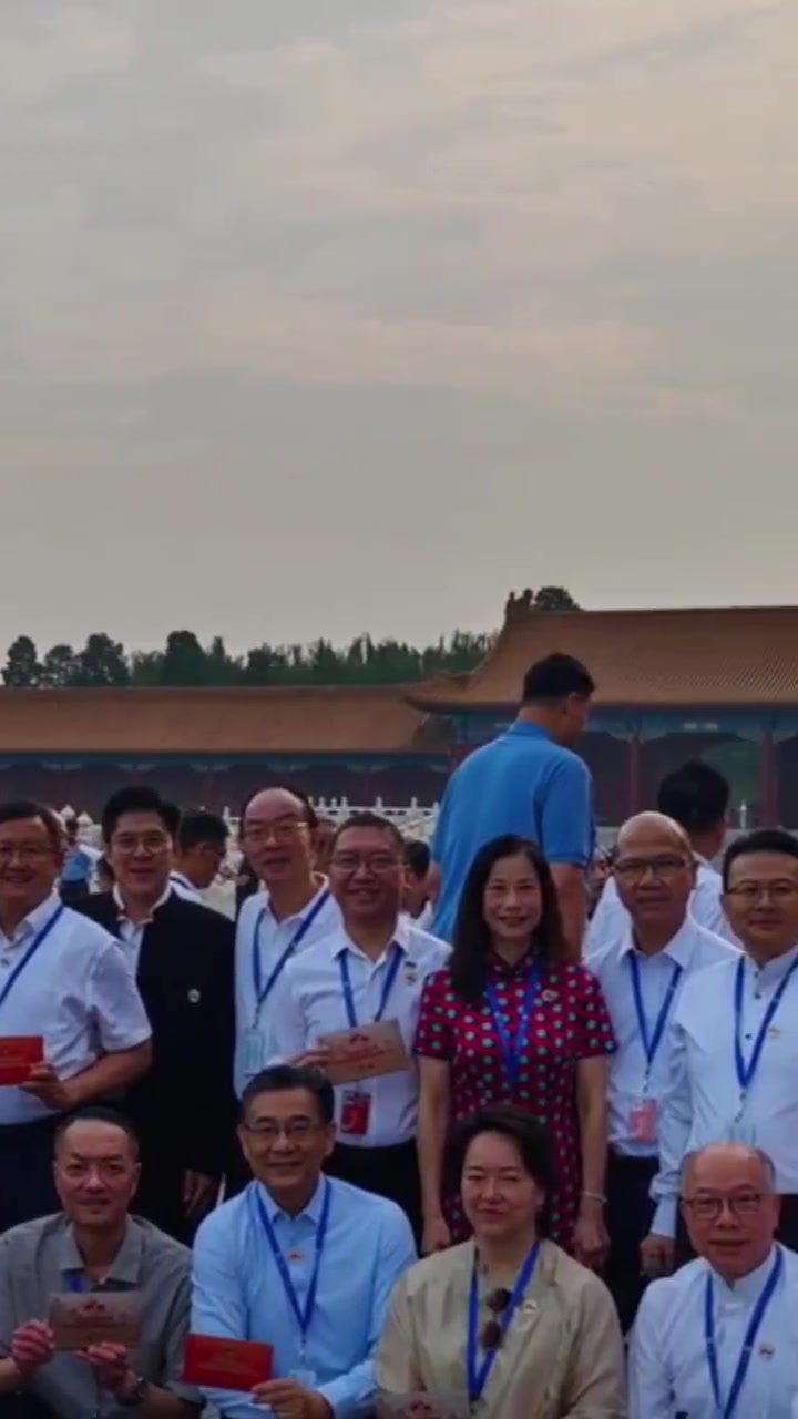 天天盈球网页版-姚明现身九三阅兵观礼席 与霍启刚并肩而立显瞩目身姿